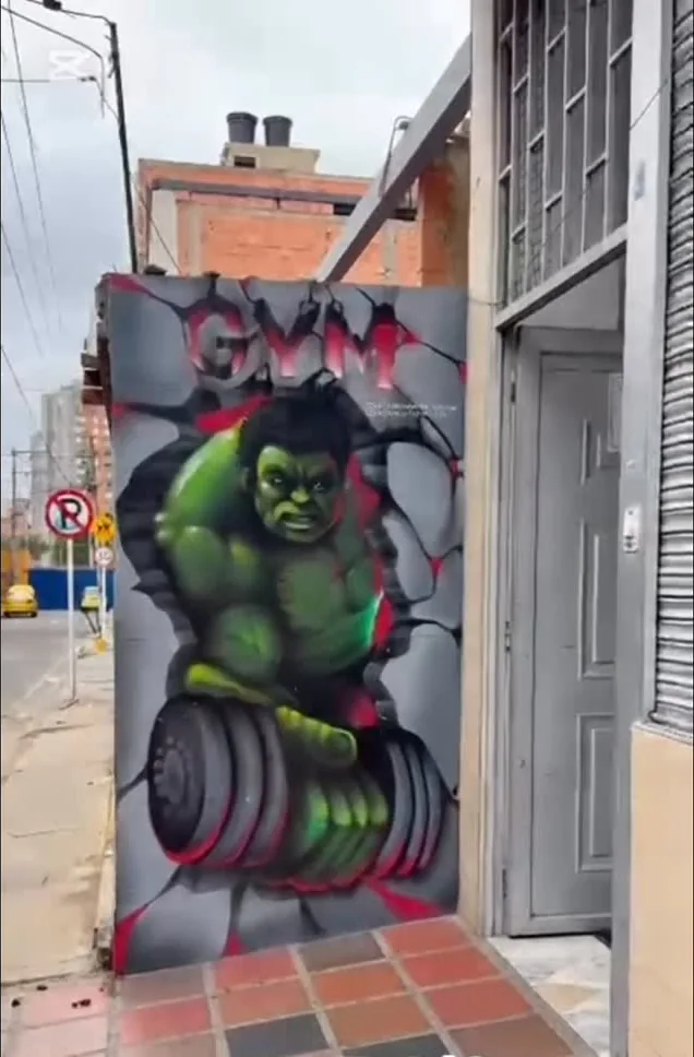 Mural de Hulk en la fachada del gimnasio